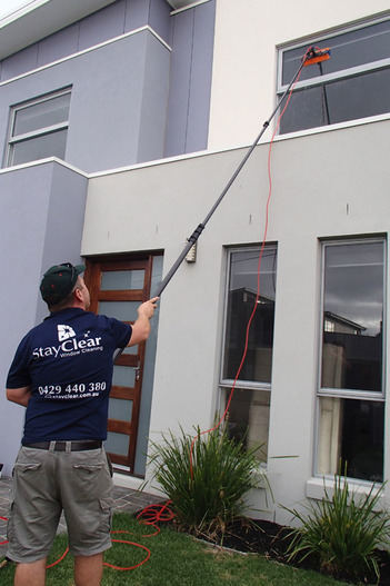 window cleaner Point Vernon 4655 with a water fed pole