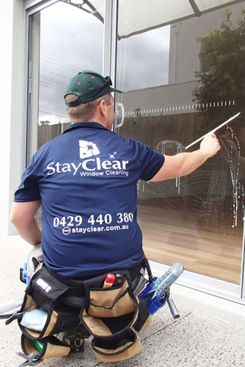 Crafers window cleaner using squeegee